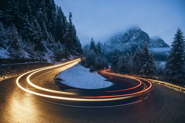 Karlı İtalyan Alplerinde, Güney Tyrol, İtalya 'da bir yolda gece trafik ışıkları