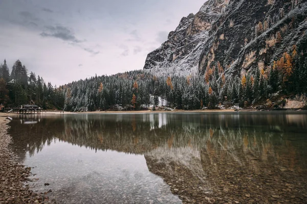 ブライスの水に含まれるドロマイト反射 ブレイズ湖 Pragser野生動物 South Tyrol Italy — ストック写真