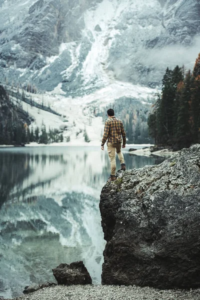 Male Traveler Standing Top Big Rocks Lago Braies Braies Lake — Stock Photo, Image