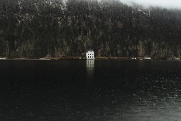 Bílý Člun Lake Plansee Reutte Rakouské Alpy Rakousko Odraz Vodě — Stock fotografie