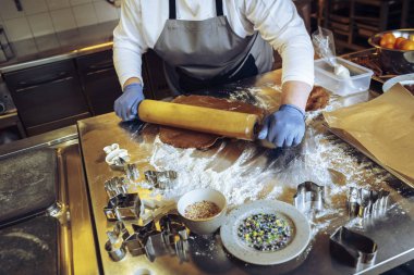 Restoranda zencefilli kurabiye yapıyorum. Yüksek Iso yüzeysel alan görüntüsü derinliği)