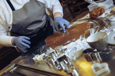 Restoranda zencefilli kurabiye yapıyorum. Yüksek Iso yüzeysel alan görüntüsü derinliği)