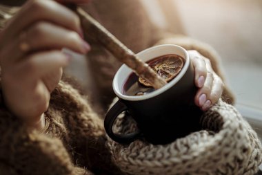 Bayram döneminde elinde kırmızı içecekle siyah bardak tutan kadınlar. Noel zamanı. (Yüzeyin derinliği)