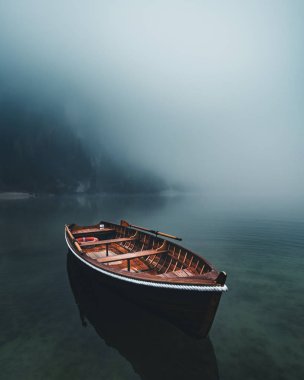Lago di Braies, Güney Tyrol, İtalya 'da suya boş ahşap tekne