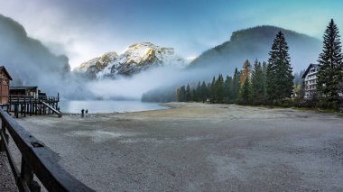 Lago di Braies, Güney Tyrol, İtalya 'da suya yansıyan Dolomitler 