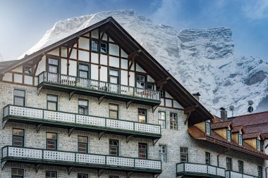 Lago Di Braies, İtalya - 07 Kasım 2019: Gündüz vakti Braies Gölü yakınlarında bir otelin cephesi
