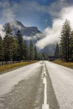 Güney Tyrol 'deki İtalyan Alplerinde sonbahar mevsiminde asfalt yollar 