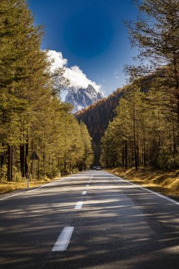 Güney Tyrol 'deki İtalyan Alplerinde sonbahar mevsiminde asfalt yollar 