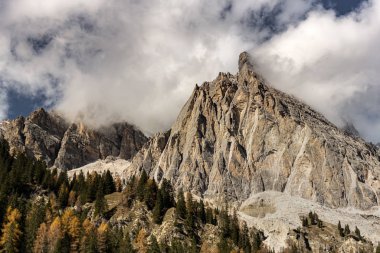 Güney Tyrol, İtalya 'da bulutlarla çevrili Dolomite dağları 