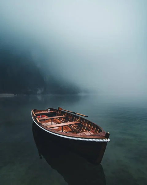 Barca Legno Vuota Acqua Lago Braies Alto Adige — Foto Stock