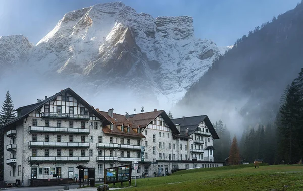 Lago Braies Olaszország 2019 November Egy Hotel Homlokzata Braies Mellett — Stock Fotó