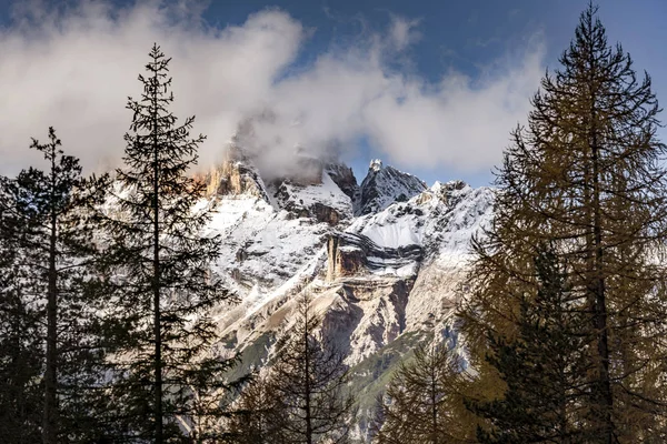 Güney Tyrol Talya Bulutlarla Çevrili Dolomite Dağları — Stok fotoğraf