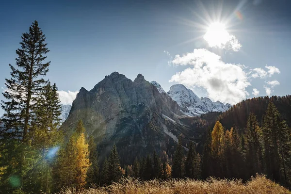 Güney Tyrol, İtalya 'da bulutlarla çevrili Dolomite dağları 