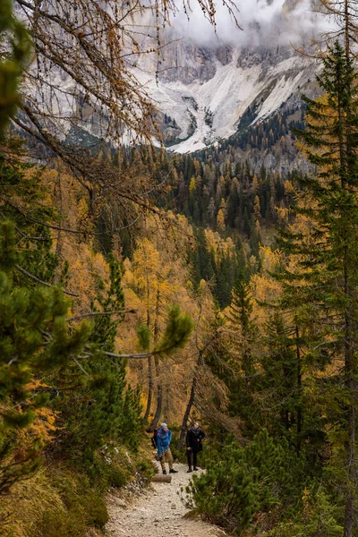 旅行者のチームは 高イソ画像中にバックグラウンドでイタリアのアルプス ドロマイト山脈の ソラピス トレイルをハイキング中に休憩を持っています — ストック写真