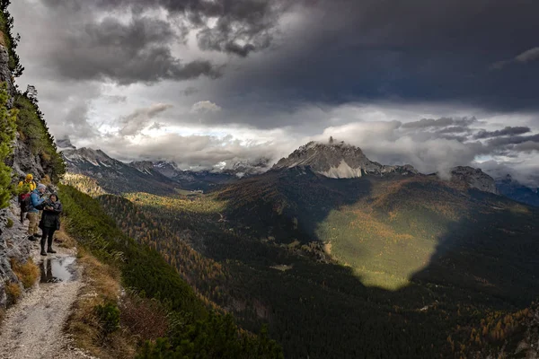 Güney Tyrol Talya Bulutlarla Çevrili Dolomite Dağları — Stok fotoğraf