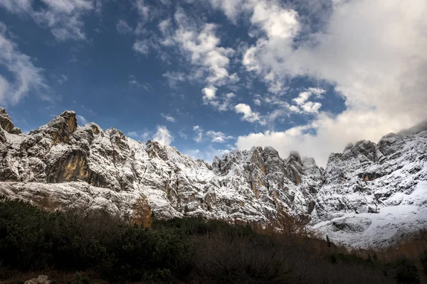 Δολομίτης Βουνά Που Περιβάλλεται Από Σύννεφα Στο Νότιο Τιρόλο Ιταλία — Φωτογραφία Αρχείου