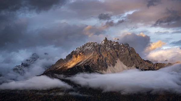 Güney Tyrol, İtalya 'da bulutlarla çevrili Dolomite dağları 