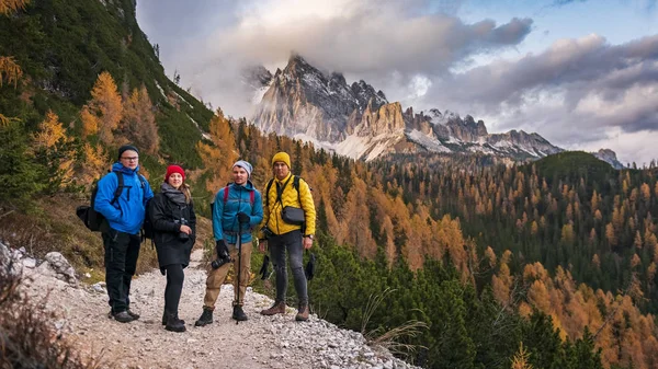 イタリアのアルプスやドロマイトの山々を背景にしたカラフルなジャケットを着た旅行者のチームが日没 高イソの画像 — ストック写真