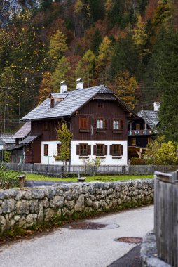 Hallstatt köy binaları Avusturya, Alp bölgesinde Hallstatter Gölü 'nün yanına dik bir dağ üzerine inşa edilmiştir. 