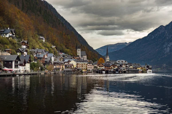 奥地利阿尔卑斯山中的哈尔斯塔特湖和哈尔斯塔特村 秋天的黄昏 奥地利最受欢迎的旅游胜地之一 — 图库照片