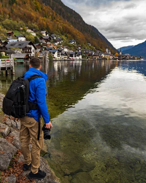 Férfi Fotós Áll Mellett Hallstatt Falu Hallstatter Osztrák Alpokban Esti — Stock Fotó