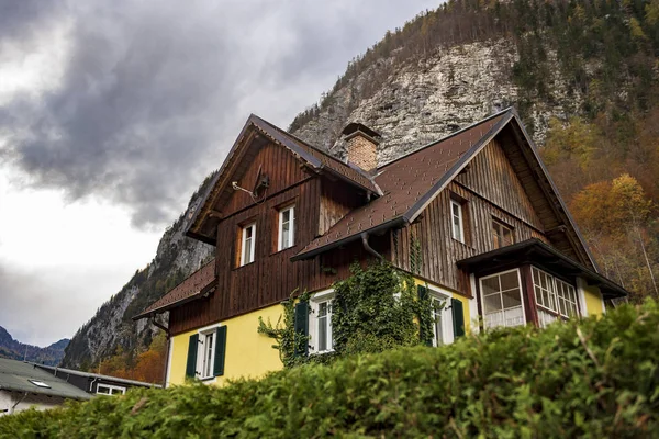 Edifícios Aldeia Hallstatt Construídos Uma Montanha Íngreme Lado Lago Hallstatter — Fotografia de Stock