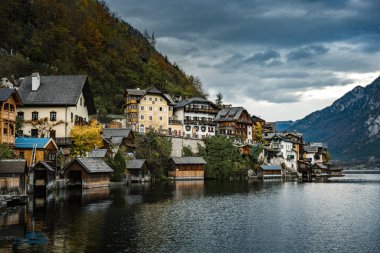 Hallstatter Gölü ve Hallstatt Köyü Avusturya Alplerinde mavi gökyüzü / Sonbahar sezonunda akşam ışığı / Avusturya 'nın en popüler turistik yerlerinden biri