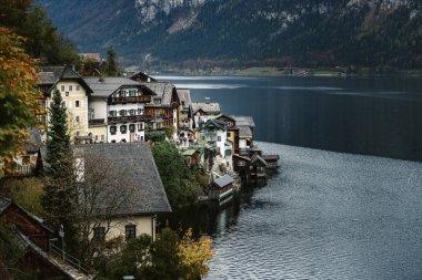 Hallstatt köy binaları Avusturya, Alp bölgesinde Hallstatter Gölü 'nün yanına dik bir dağ üzerine inşa edilmiştir. 