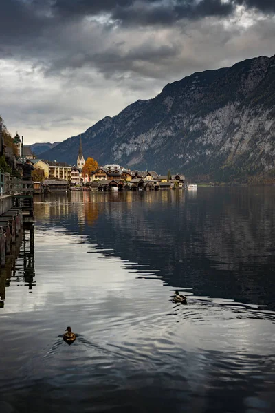 Hallstatter Gölü Hallstatt Köyü Avusturya Alplerinde Mavi Gökyüzü Sonbahar Sezonunda — Stok fotoğraf