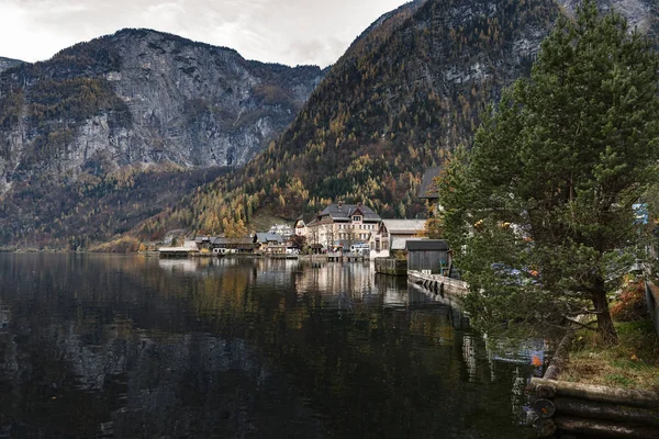 奥地利阿尔卑斯山中的哈尔斯塔特湖和哈尔斯塔特村 秋天的黄昏 奥地利最受欢迎的旅游胜地之一 — 图库照片