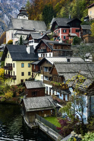 Κτίρια Χωριών Hallstatt Χτισμένα Ένα Απότομο Βουνό Δίπλα Στη Λίμνη — Φωτογραφία Αρχείου