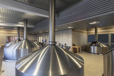 Bira imalatı - modern çelik ezme fıçıları, bira fabrikasının içi..