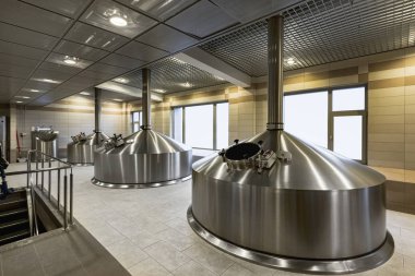 Bira imalatı - modern çelik ezme fıçıları, bira fabrikasının içi..