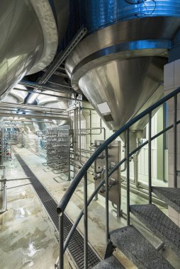 Modern Bira Fabrikasının Kapanışı. Bira fermantasyonu ve olgunlaşma için çelik tanklar. (yüksek izo görüntü)