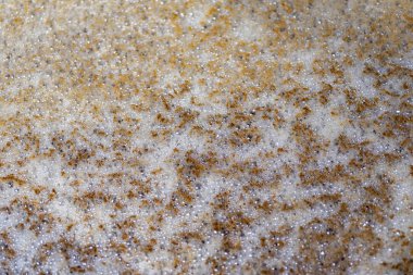 Bira fabrikasındaki açık fermenterlerde bira mayalamak / yakın çekim fotoğrafı