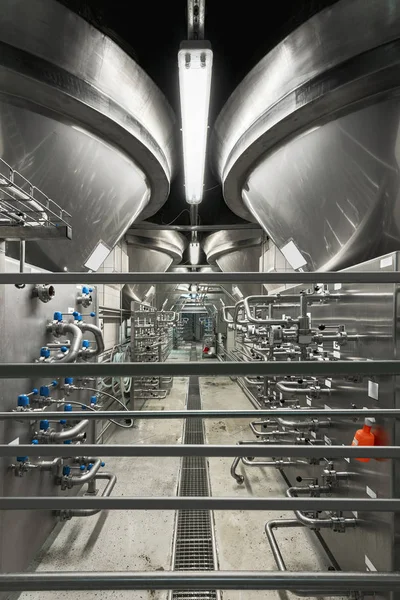现代啤酒工厂的特写 一排排用于啤酒发酵和成熟的钢罐 高等高线图像 — 图库照片