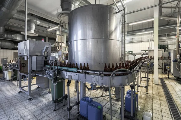 Bouteilles Bière Brunes Vides Sur Bande Transporteuse Dans Usine Bière — Photo