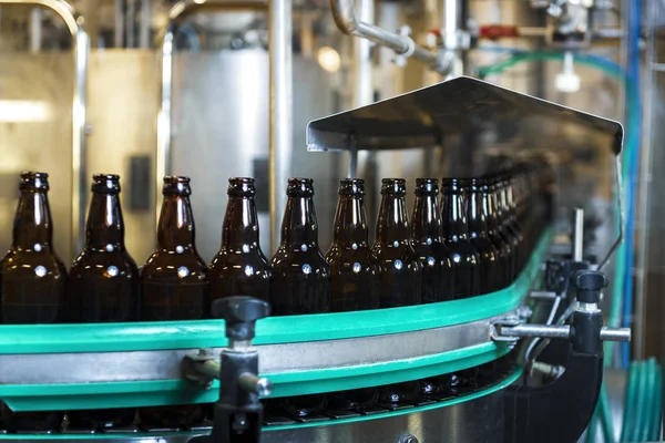 Garrafas Cerveja Fábrica Durante Processo Colocação Tampas Topo Imagem Iso — Fotografia de Stock