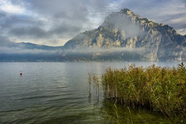 Traunstein gölü, arka planda alçak bulutlarla kaplı, Avusturya, Alp bölgesinde yer alan Traunstein zirvesi..