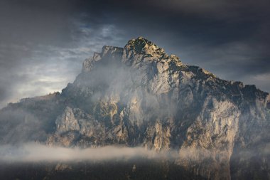 Traunstein gölü, arka planda alçak bulutlarla kaplı, Avusturya, Alp bölgesinde yer alan Traunstein zirvesi..