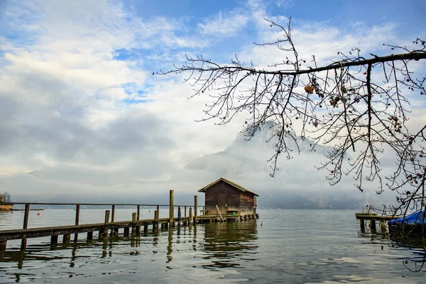 Casa Barco Madera Con Pasarela Madera Lago Traunsee Con Pico — Foto de Stock