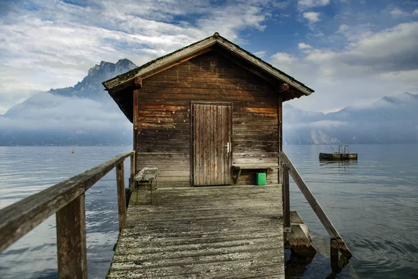 Casa Barco Madera Con Pasarela Madera Lago Traunsee Con Pico — Foto de Stock