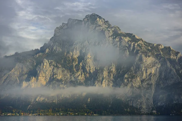Lago Traunsee Con Pico Traunstein Sobre Fondo Cubierto Nubes Bajas — Foto de Stock