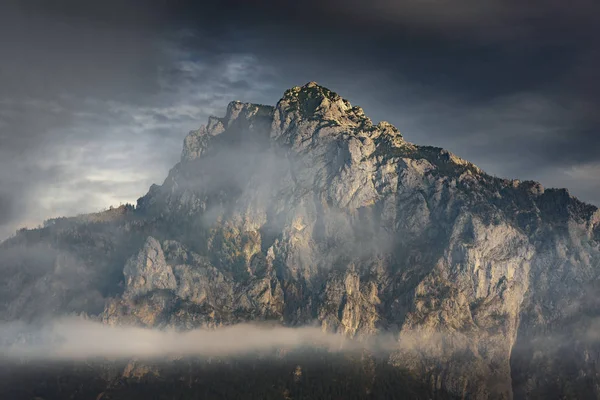 Jezioro Traunsee Szczytem Traunsteina Tle Pokrytym Niskimi Chmurami Położone Austrii — Zdjęcie stockowe