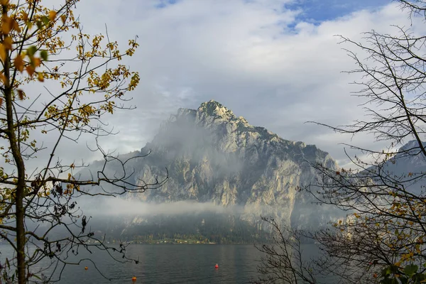 Lago Traunsee Con Pico Traunstein Sobre Fondo Cubierto Nubes Bajas — Foto de Stock
