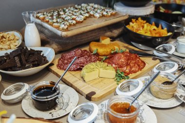 Restorandaki açık büfede çeşitli yiyecekler. .