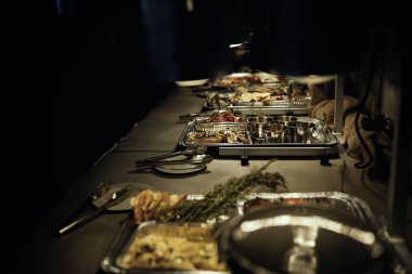 Restorandaki açık büfede çeşitli yiyecekler. .