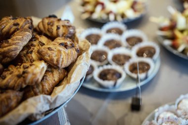 Restorandaki açık büfede çeşitli yiyecekler..