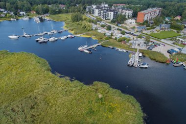 Rıhtımdaki birçok yat ve teknenin hava görüntüsü 
