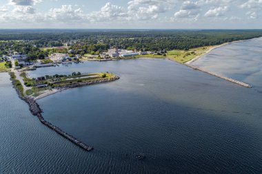 Rıhtımdaki deniz kapılarının, birden fazla yatın ve teknenin havadan görüntüsü.. 